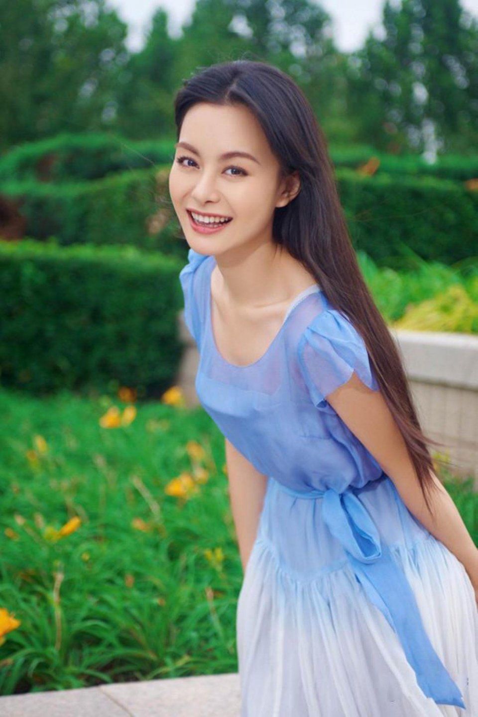 美女摄影：蓝裙美女，长发及腰