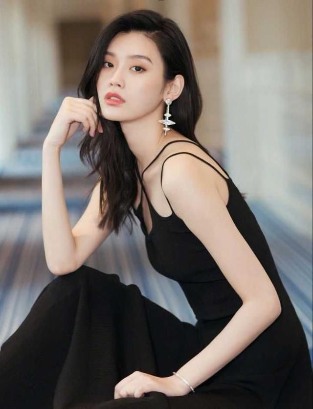 这才是吊带的正确打开方式，奚梦瑶红色吊带完美诠释曲线身材！