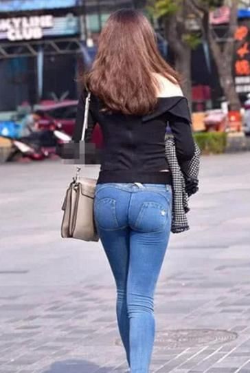 时尚：小姐姐穿这条牛仔裤不但好看，而且显得有朝气有活力