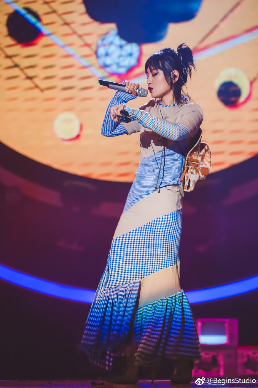 杨幂周笔畅同框,穿波点连衣裙的杨幂竟然输了,网友:真的尴尬了