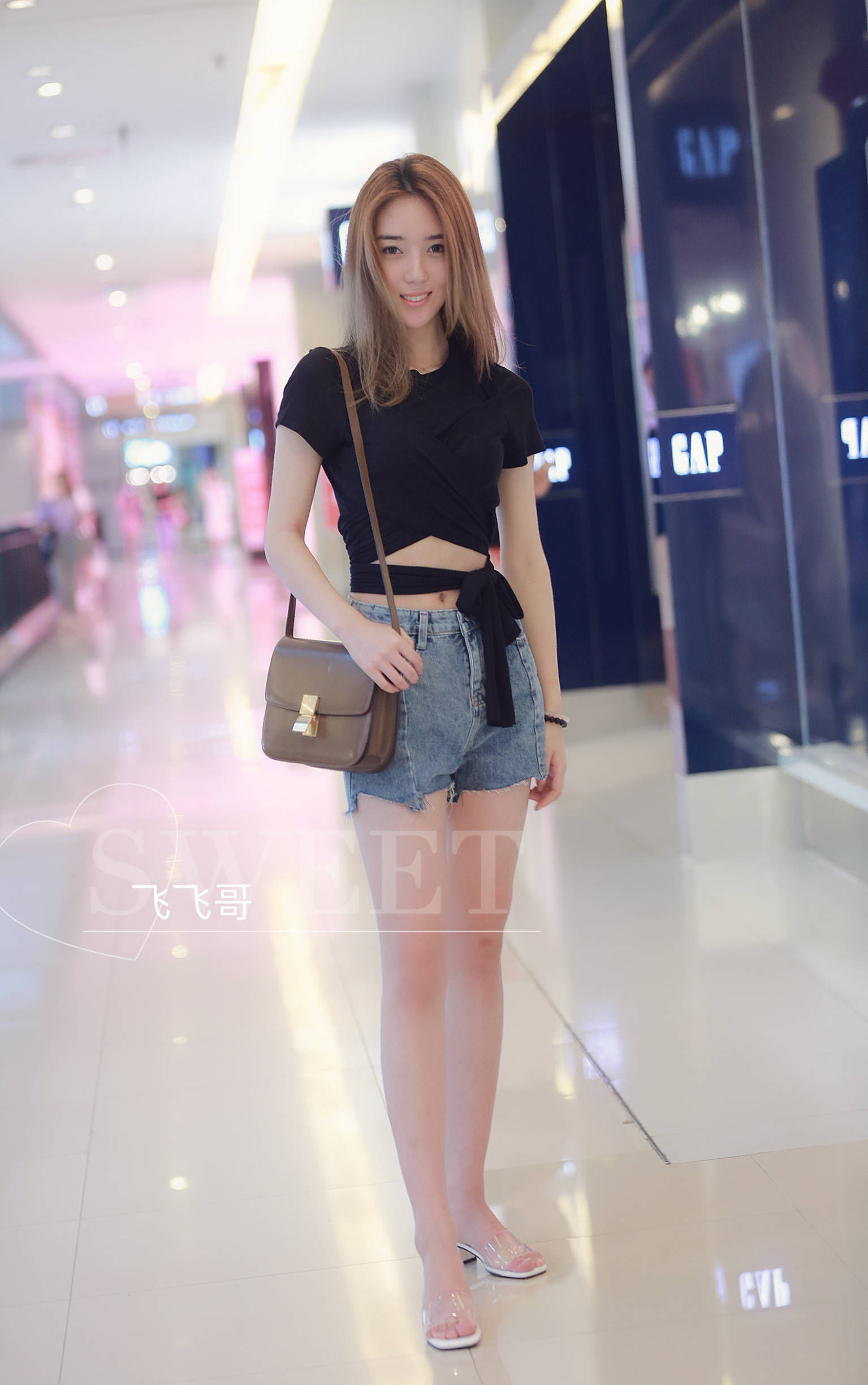 重庆街拍:清一色的超短裤+短T，这大长腿真不是P的