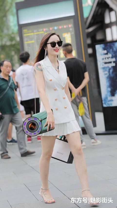 气质：搭配水晶高跟凉鞋，展现知性优雅的时尚气质，无袖西装加百褶短裙