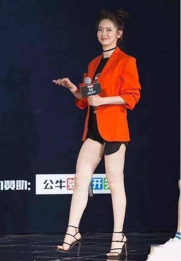 戚薇把腿穿这么细，真的不容易，毕竟年龄不小了！