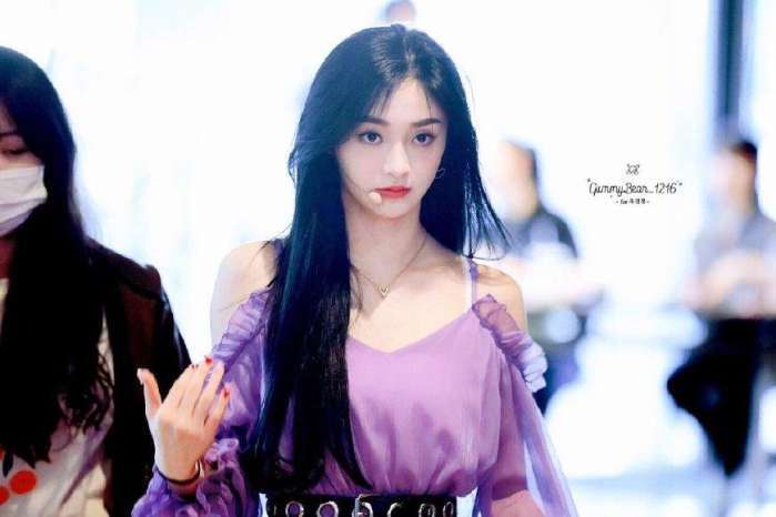 19岁周洁琼真大胆, 裙子全靠“两根绳子”撑着, 断了可就尴尬了!