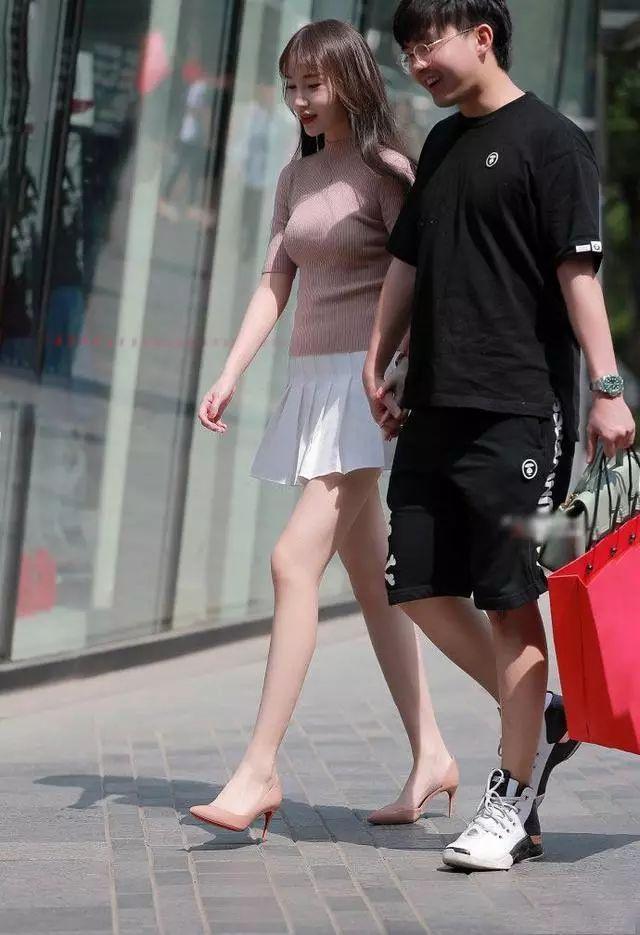 穿着白色百褶短裙粉衣的清纯小姐姐，铅笔长腿迷人性感！