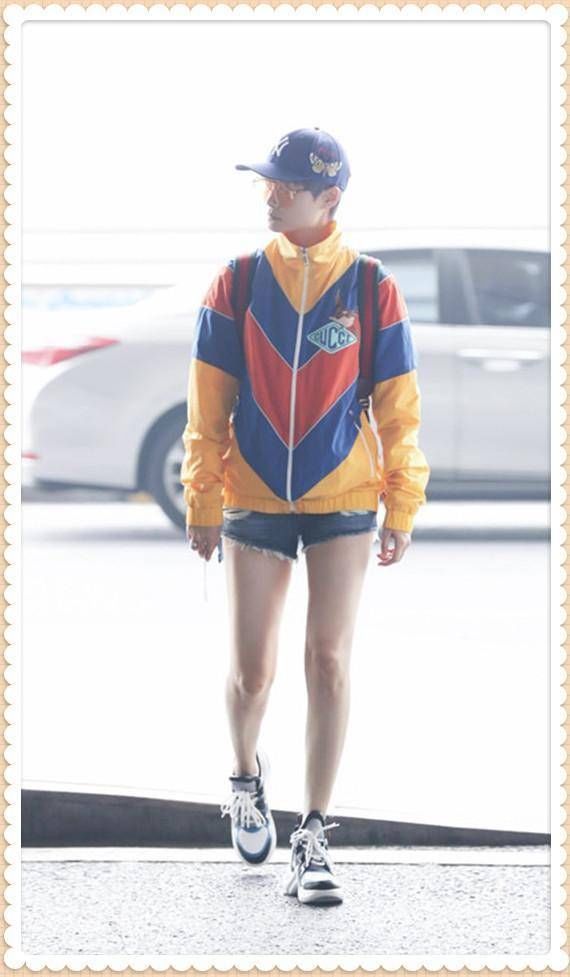 李宇春终于露腿了!穿短裤撞上奚梦瑶也丝毫不输，网友:这腿我服