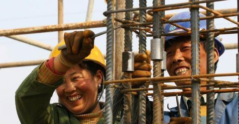  工人|工地工人发明钢筋弯箍机，无误差加工60种图形，1小时能加