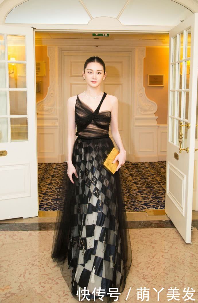 苗苗太拼了！薄纱裙透到跟没穿一样，网友：好歹里面也垫一垫吧？