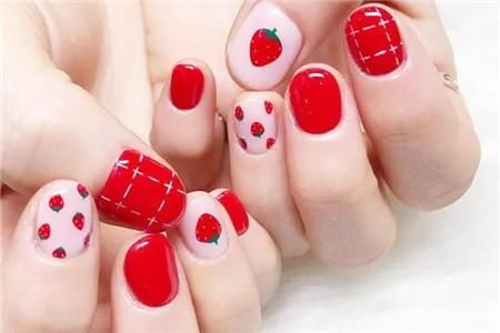  【女生】精妆联华美妆：草莓美甲缤纷来袭，女生打造可爱指甲造型