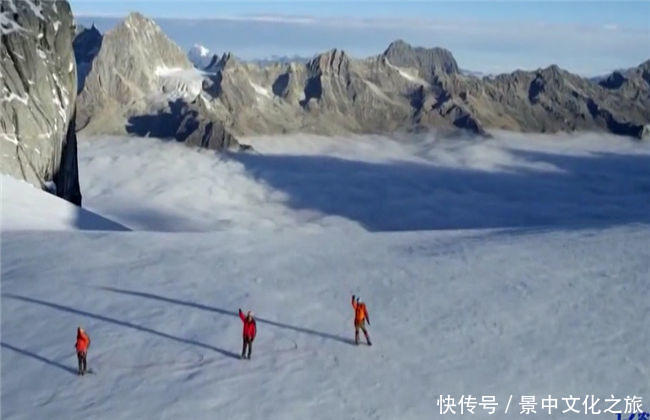 四川之旅：高空视角下的四姑娘山壮美风姿