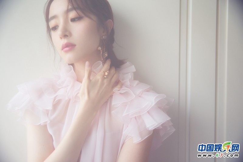 胡冰卿出席时尚活动 演绎甜美酷girl长腿抢镜