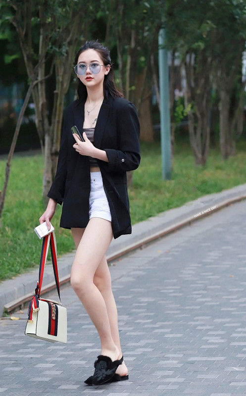 成都街拍:闺蜜出行正确穿搭，吊带衣搭配短款热裤+空调小外套