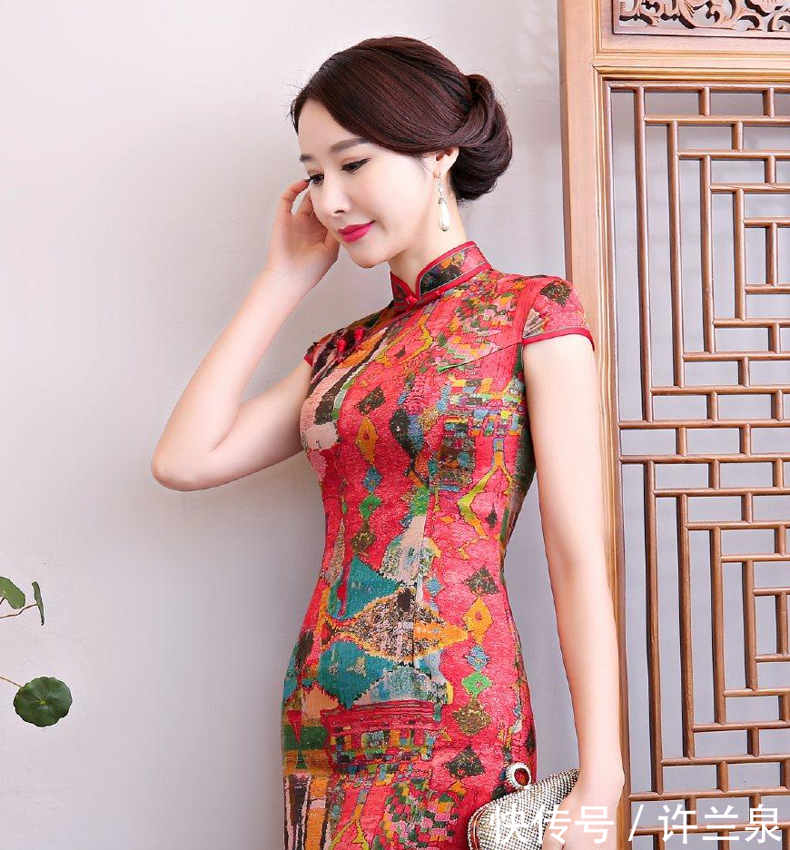 修身旗袍裙，让身材更有饱满风韵感