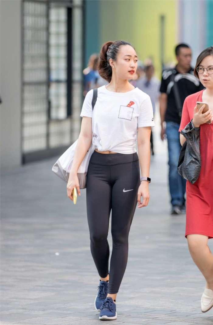 街拍: 运动锻炼出来的好身材, 小姐姐喜欢穿搭运动打底裤