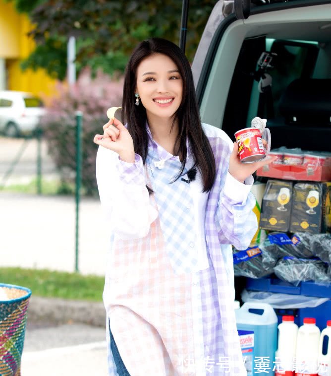 一条能把矮子逼疯的裙，舒淇穿了变少女，莫文蔚也穿了减龄30