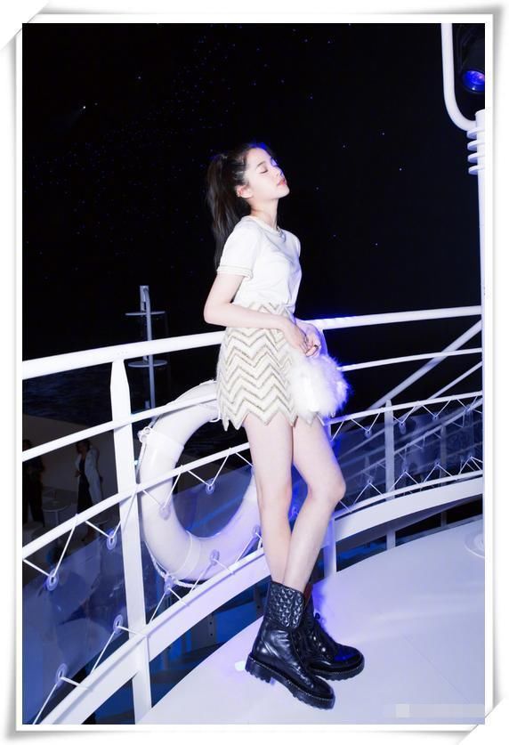 欧阳娜娜厉害！一袭吊带裙满屏女人味，网友直呼：好想做你男朋友