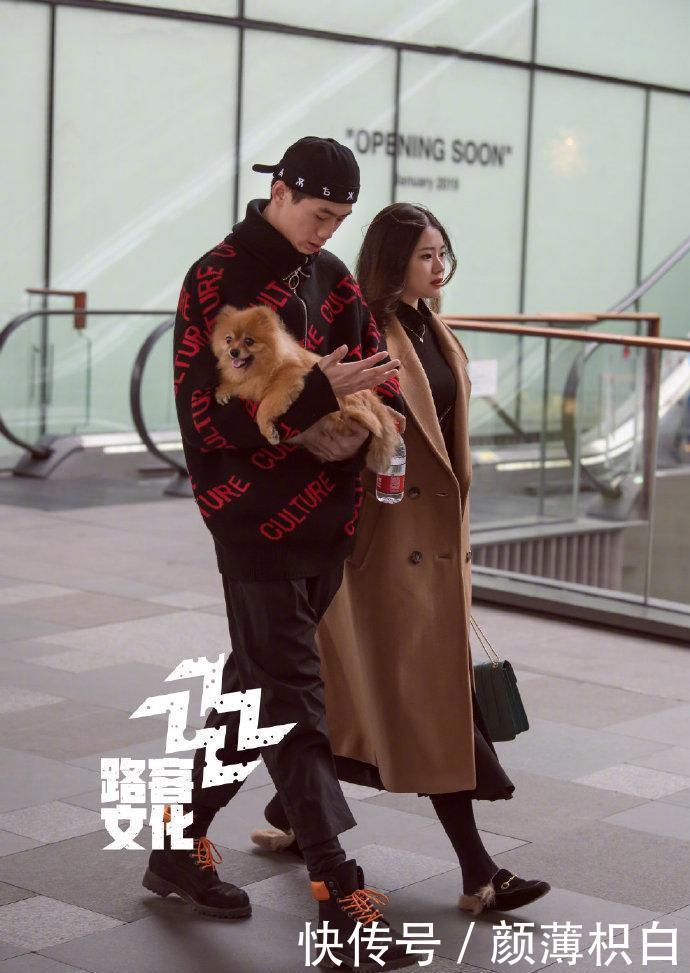  『小姐姐』街拍：初春浅色穿搭更流行，穿对这几款够你美了，想低调都不行！