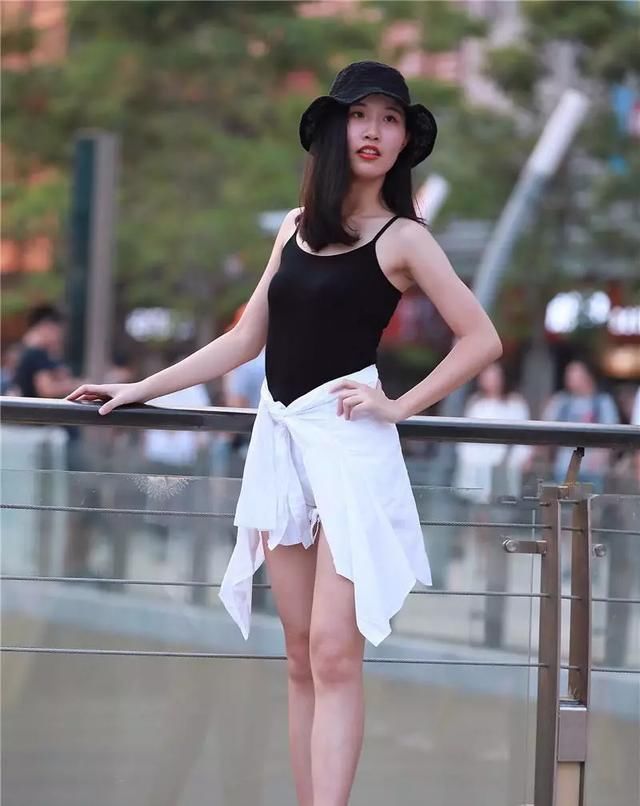  身上穿着一■夏日出街就穿高跟鞋,让你带着自信与魅力