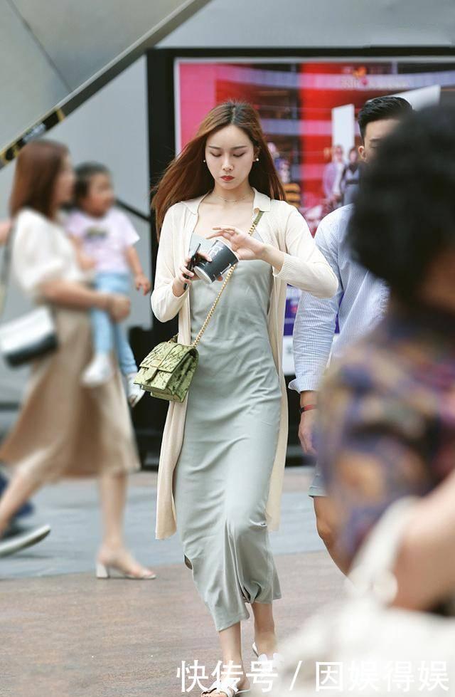  「气质」街拍小姐姐有些高冷的气质，浅绿色连衣裙外搭开衫，魅力无限