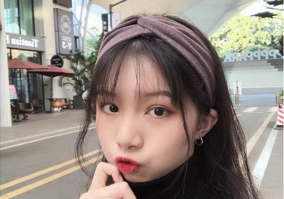  [把头发扎起]头发过于单调，看着不好看？那就快来尝试一下戴发带吧！