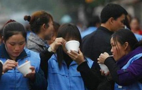 直击在工厂内上班的农村姑娘:天真无邪,靠自己