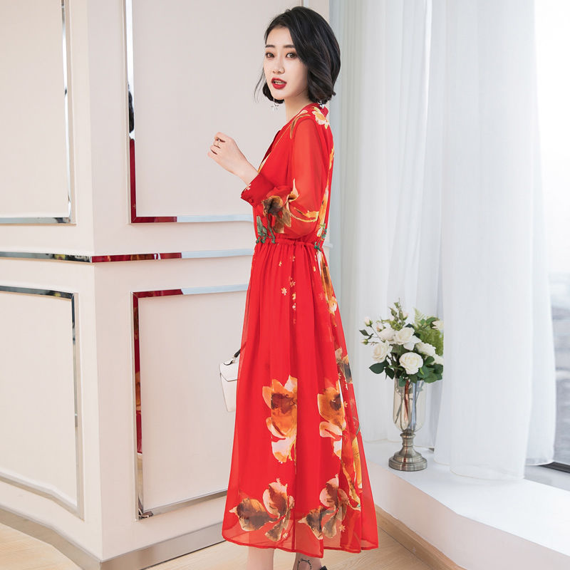 如果你不想花太多钱，立秋后穿这种连衣裙，高贵洋气，好穿还不贵