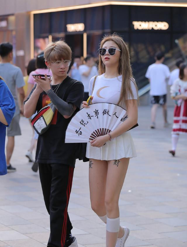  「高调」时尚街拍，春意盎然的好时节，美丽就是要高调