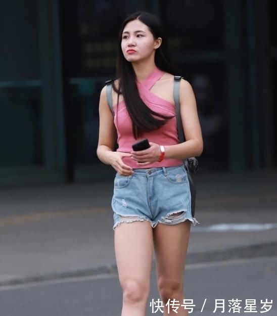 #美女#街拍:浓眉大眼的美女,一件黑色上衣配黑色打底裤,时尚帅气十足