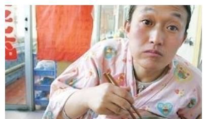  「举重运动员」举重冠军邹春兰现状，雄激素致男人特征显著，结婚多年仍不能生育