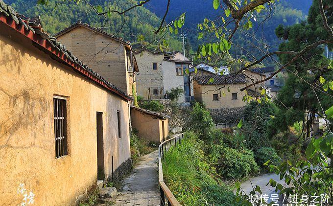 浙江丽水平田村，传统村落改造成了特色民宿，吸引了众多游客前来