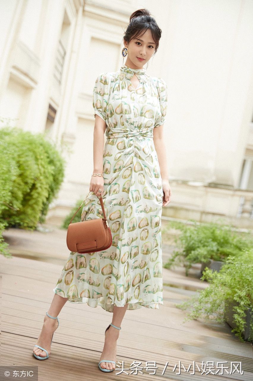 杨紫一袭古典长裙亮相，少女气息不再，少妇气息十足