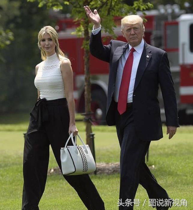 伊万卡换了风格，波点丝袜搭配黑连衣裙，无袖连衣裙凸显线条