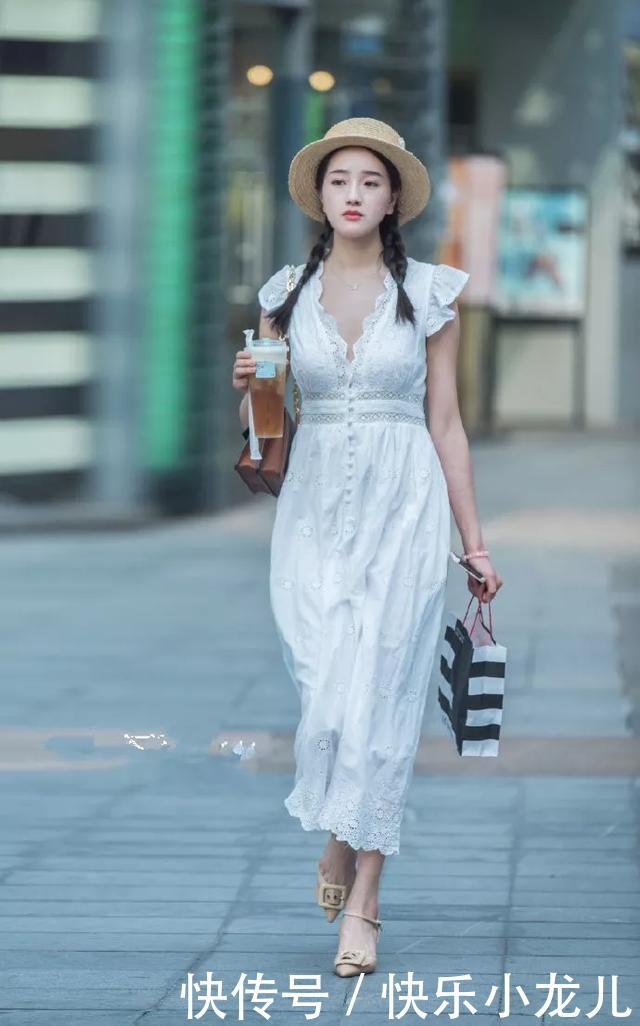 『尖头』街拍:一双尖头的浅色系高跟鞋,搭配的很有韵味,气质又充满着魅力