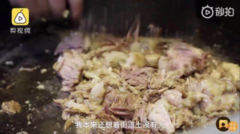  门口|“憋了40天”！西安肉夹馍店复工顾客买150个，门口排百米长队