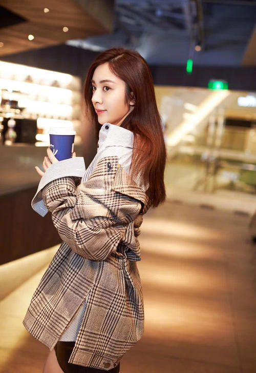 王晓晨衣服只穿两层的,一身黑裙如此有料,这腿简直了!