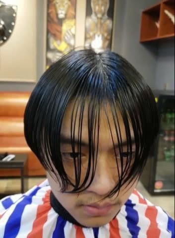 刘海长到夸张的小伙被发型师改造后，收到的情书都可以烧开水了