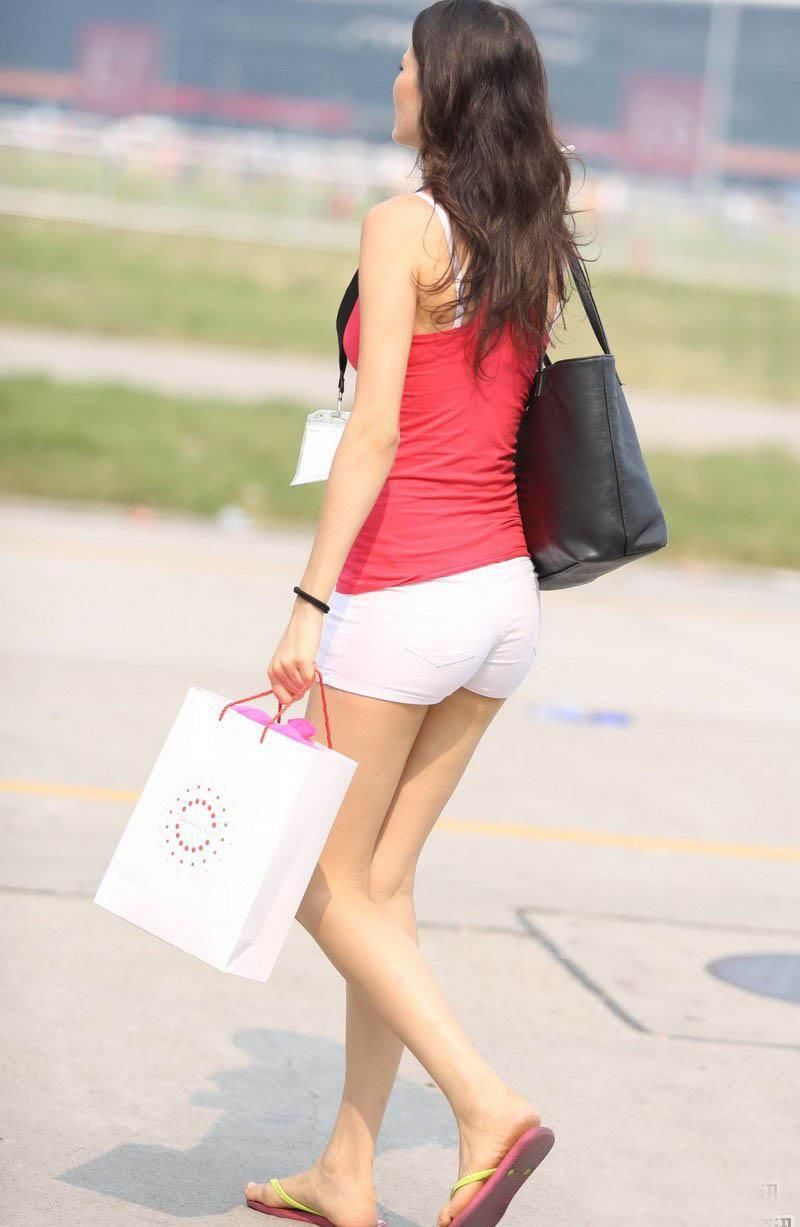 街拍:外国小姐姐白色紧身热裤，修长美腿夺人眼球