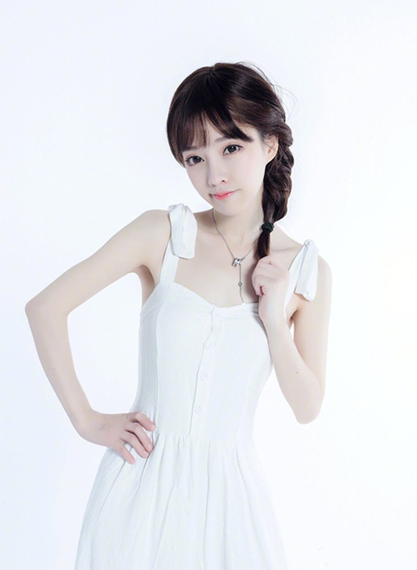 冯提莫为了火也是拼了，身穿牛仔裤勒出尴尬三角区，网友：真会穿