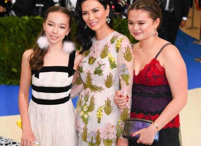 邓文迪母女3人出席时尚派对 大女儿长相欧美化意外撞脸米兰达 可儿