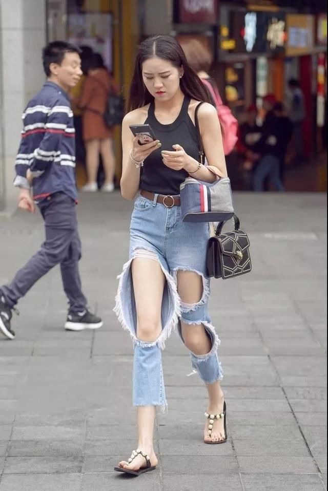 街拍 街头美女不一样的时尚感 图7的清凉穿 彰显出不一样的美丽