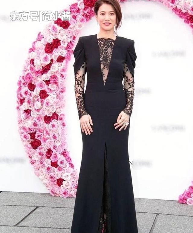 开叉■一袭蕾丝开叉裙大秀美腿,48岁身材真惊艳,袁咏仪真“有料”