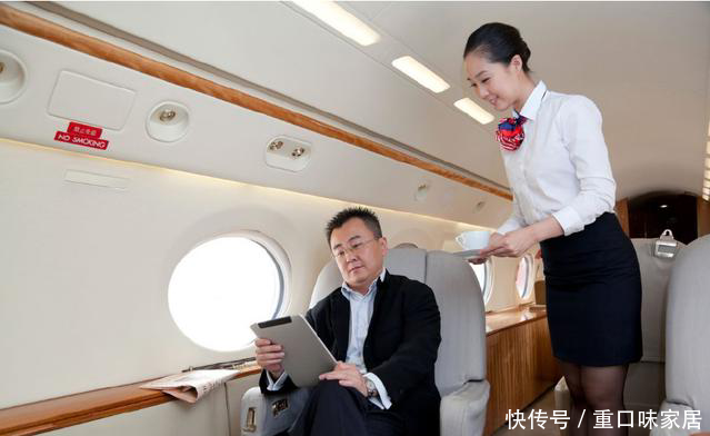 空姐穿的裙子那么短,她们需要穿安全裤吗?退役空姐给你答案