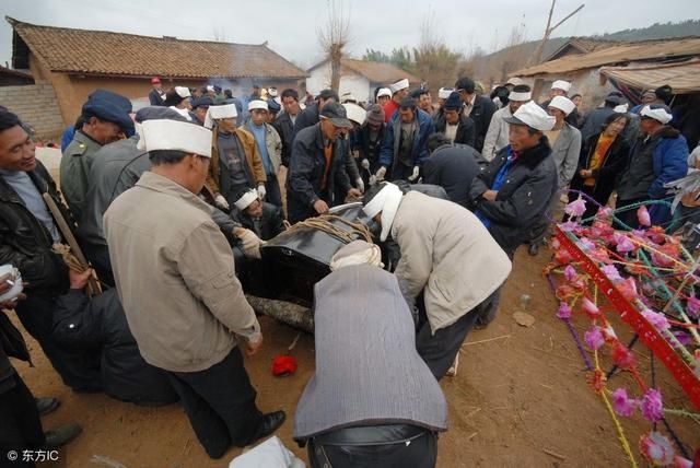 农村丧事出殡之前的“摔瓦盆”，到底有什么意义？