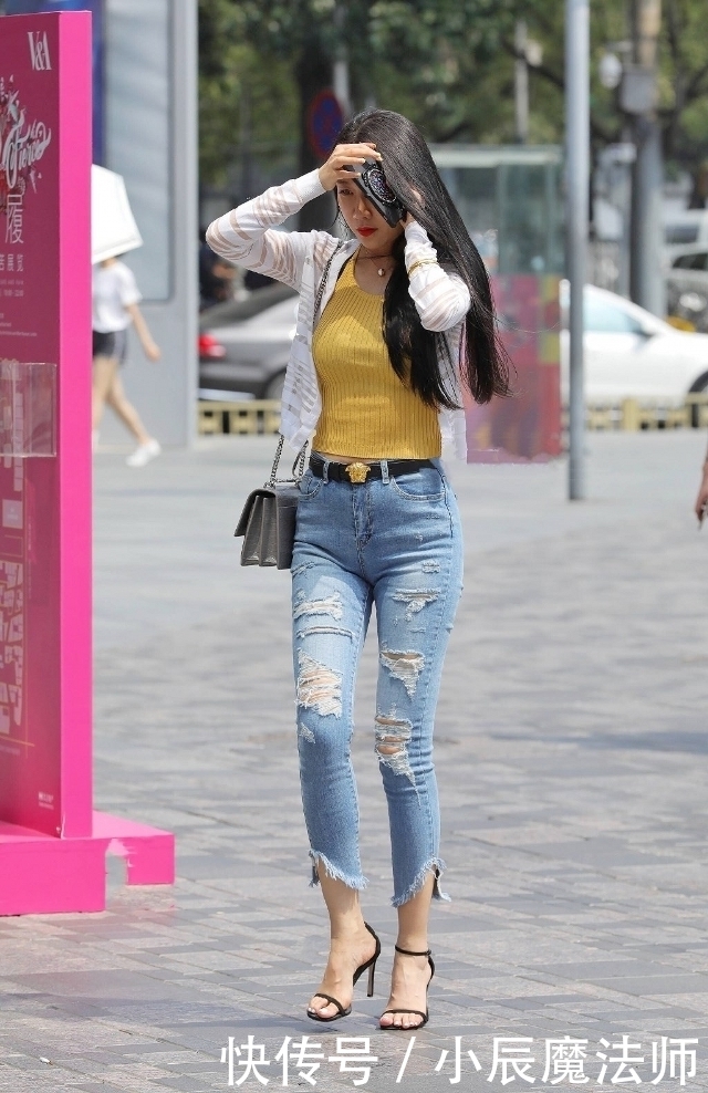 美女:路人街拍,连衣裙配上高跟鞋,气质更显优雅出众