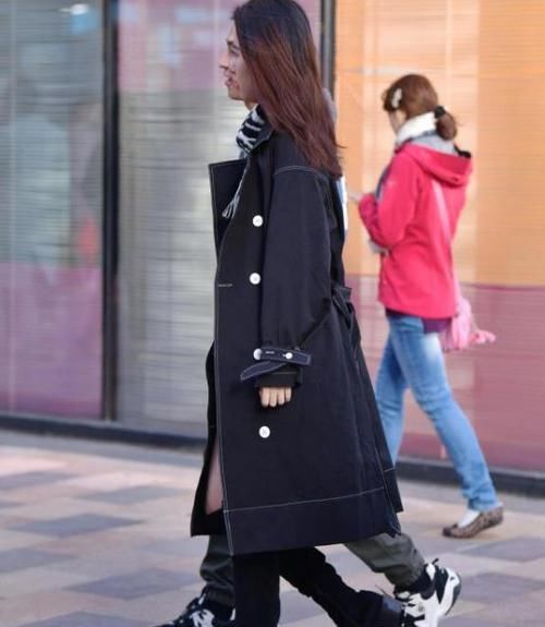  『优雅』养眼女神街拍：皎若秋月的美女，一件黑色上衣配白色裙子，时尚优雅迷人
