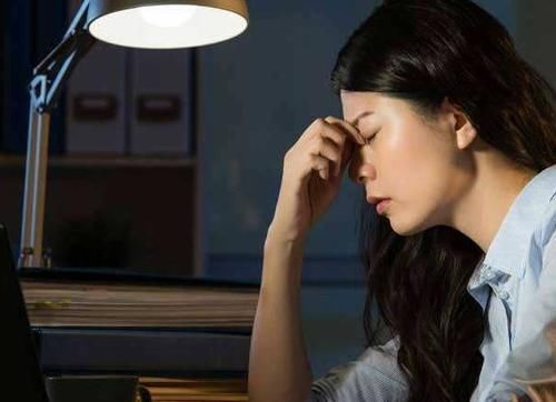  [熬夜]女人想好看，首先戒掉熬夜的坏习惯，否则用再多护肤品都是打水漂
