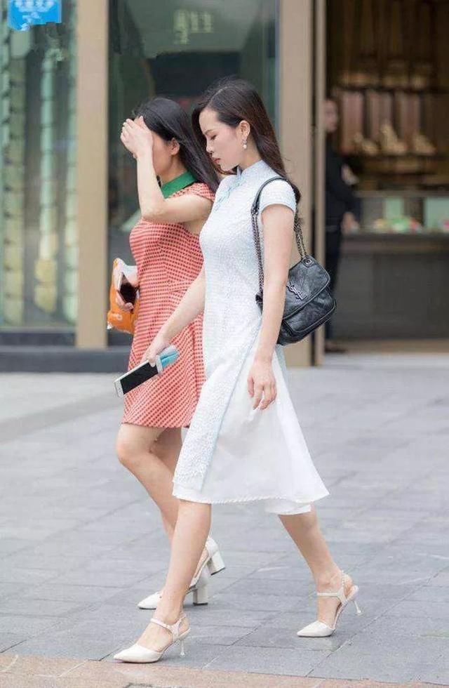  高跟鞋：高跟鞋简约搭配，看似简单却魅力无限