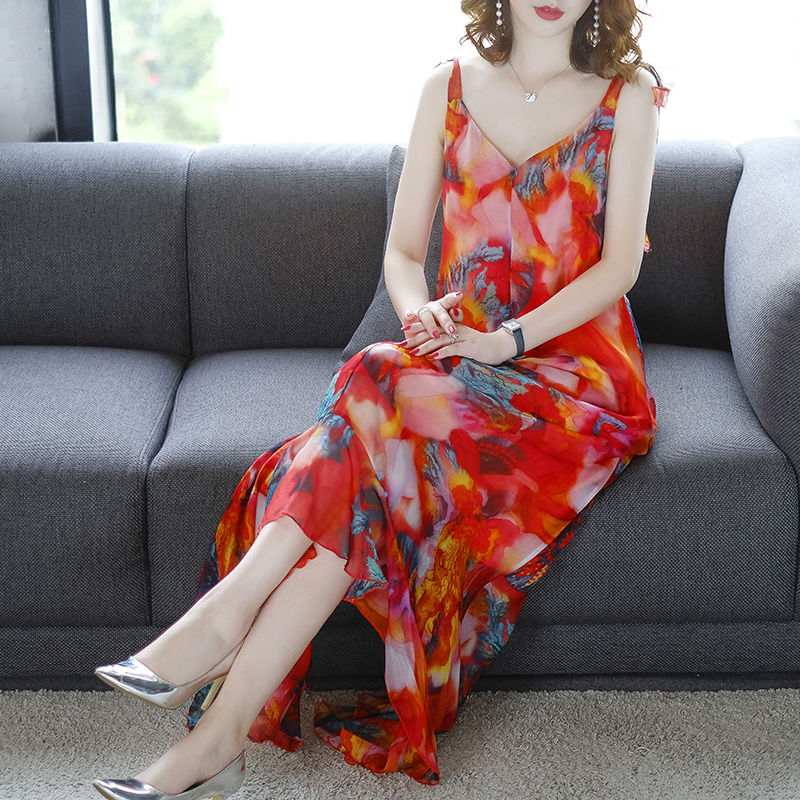 太美了!海边度假，老婆穿这样的吊带连衣裙，玲珑曲线优雅不凡