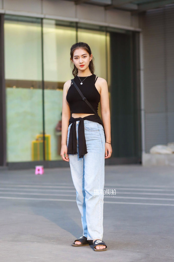 街拍杭州:秋天这样的穿搭超火，让你随意又时尚!