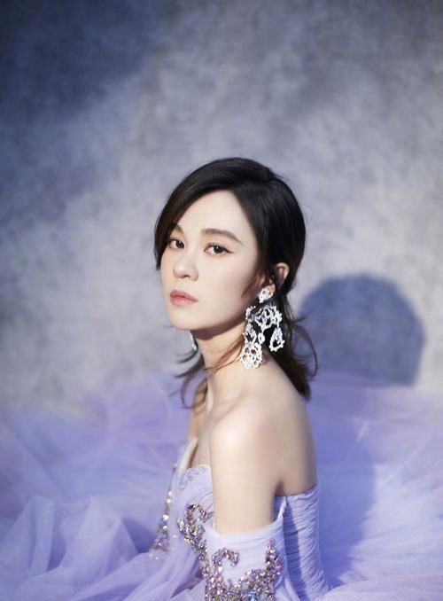  『真好』郁可唯衣品真好，身穿一袭浅紫色抹胸连衣裙纱裙，美得就像个仙子